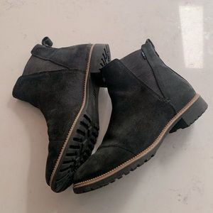 Toms women’s chelsea boot *Size 7*